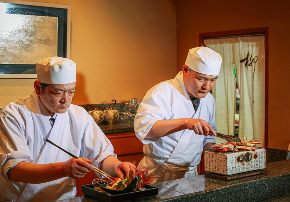 調理中の料理人